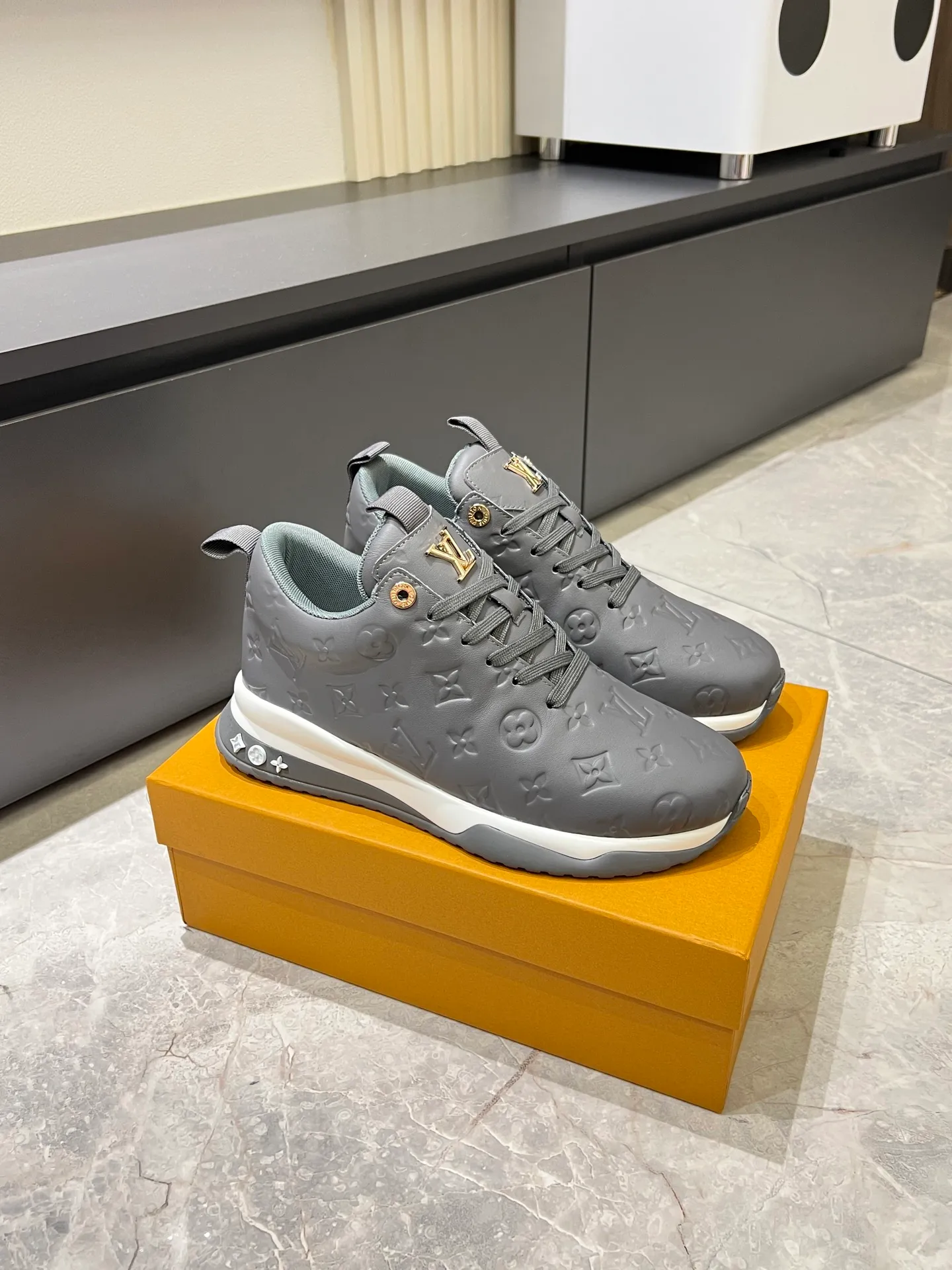 p520 "LOUI* VUITTO*" popular men's casual shoes, genuine development in Italy💯purchasing level quality✔️The upper is made of first-layer cowhide, comfortable and soft sheepskin feet⚡️Fashionable and versatile, the toe last shape is firm and full, and the soles are made from original LV molds and can be freely entered and exited the counter. Light and comfortable on the feet~Purely handmade, details determine quality! Size:39-44!